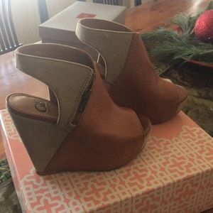Gianni Bini Wedge leather shoe